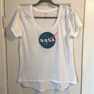 NASA Logo Women’s High Low Crewneck Tee Shirt Size L white tee